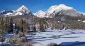 Frozen Strbske Pleso i High Tatras