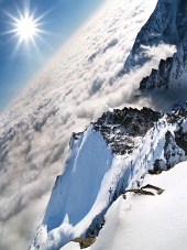 Over skyerne p? Lomnický Peak med str?ler af sol