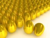 Viele goldene Eier mit zwei Eiern hervorgehoben