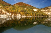 Reflection of Herbst Hügel in Sutovo See, Slowakei