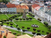 Luftaufnahme der Stadt Kremnica im Sommer
