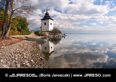 Reflexión de la torre en Liptovska Mara, Eslovaquia