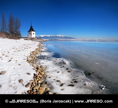 El lago Liptovska Mara congelado con hielo