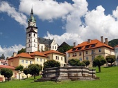 Iglesia y fuente en Kremnica, Eslovaquia