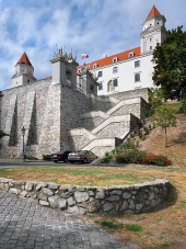 Fortificación muro y la escalera del castillo de Bratislava