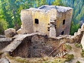Interior arruinado de Likava Castillo, Eslovaquia