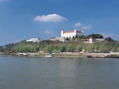 Castillo de Bratislava por encima del río Danubio