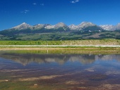 Reflexión de Altos Tatras en el lago