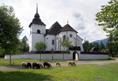 Église gothique de Pribylina avec des moutons