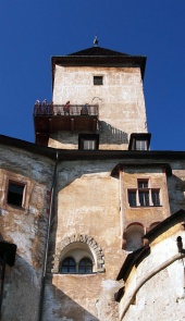 Tour et le pont de visites au château d'Orava