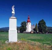 Statue et l'église de Liptovske Matiasovce