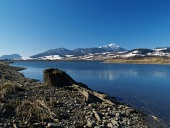 Lago e moncone durante l'inverno