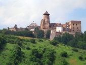 Una collina con il castello di Lubovna, Slovacchia