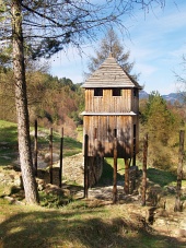 Fortificazione di legno e la torre orologio Havranok collina, Slovacchia