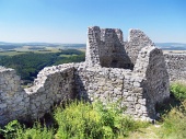 Muri in rovina del castello di Cachtice in estate