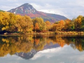 Sorseggiare collina e il fiume Vah in autunno