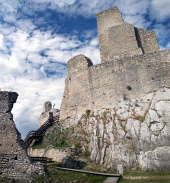 Torre del castello di Beckov in estate