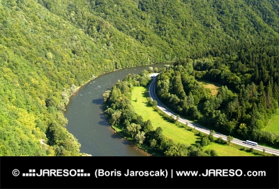 Road en de Vah rivier in de zomer in Slowakije