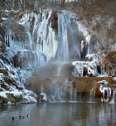 Mineraalrijke waterval in Lucky dorp, Slowakije