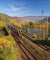 Herfst uitzicht op spoorbrug in de buurt Kralovany, Slowakije