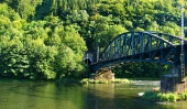 Railroad brug boven Vah rivier en tunnel bij Strecno, Slowakije