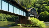 Railroad brug bij Strecno dorp in de zomer in Slowakije