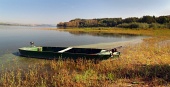 Kleine roeiboot door Liptovska Mara meer, Slowakije