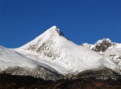 Krivan berg tijdens heldere winterdag in Slowakije