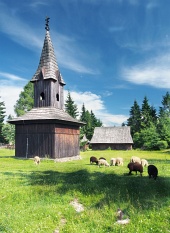 Houten klokkentoren in Pribylina, Slowakije