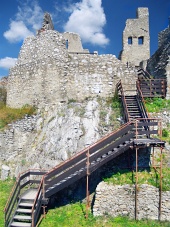 Interieur met trap in het kasteel van Beckov, Slowakije
