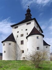 Massive bastions van New Castle in Banska Stiavnica, Slowakije