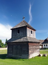 Houten klokkentoren in Pribylina, Slowakije