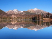 Reflectie in Strbske Pleso, Hoge Tatra