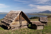 Starożytne drewniane domy z bali w Havránok muzeum