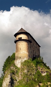 Fortărea?ă pe o stâncă înaltă – Castelul Orava