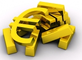 Golden eurosymbolen nära högen av guldtackor