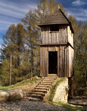 Trä befästning tornet i Havranok friluftsmuseum, Slovakien