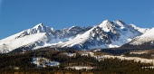 Vinter toppar de höga Tatrabergen i Slovakien