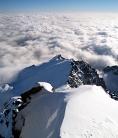 Ovanför molnen i Tatrabergen p? Lomnicky Peak