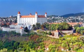 Bratislavas slott i ny vit färg