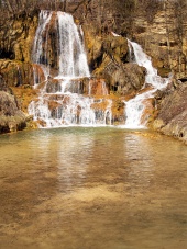Mineralrikt vattenfall i Tur byn, Slovakien