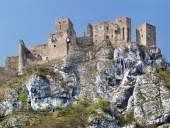 Sommar bild av förstörda Strecno Castle