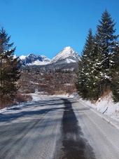 Vägen till Höga Tatra i vinter