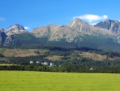 Höga Tatra och äng i Slovakien