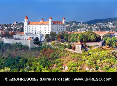 Bratislavskega gradu z novo belo barvo