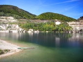 Poletni pogled Sutovo jezera, na Slovaškem