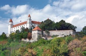 Bratislavski grad na hribu nad staro mestno jedro