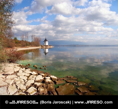 Есенен бряг на езерото Липтовска Мара, Словакия