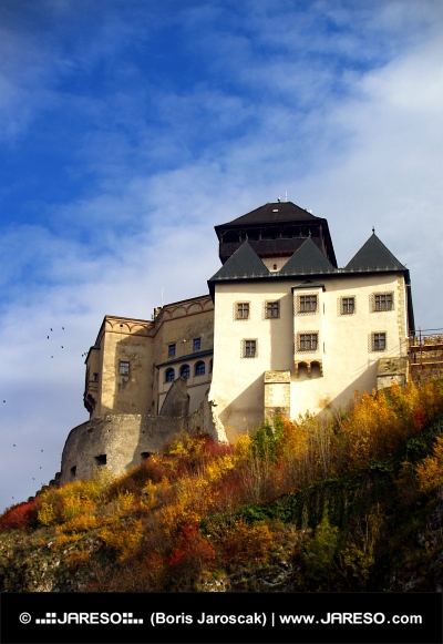 Есенна гледка към замъка Тренчин, Словакия