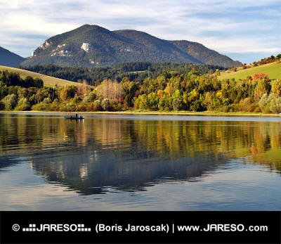 Хълм, отразен в езерото Липтовска Мара през есента в Словакия